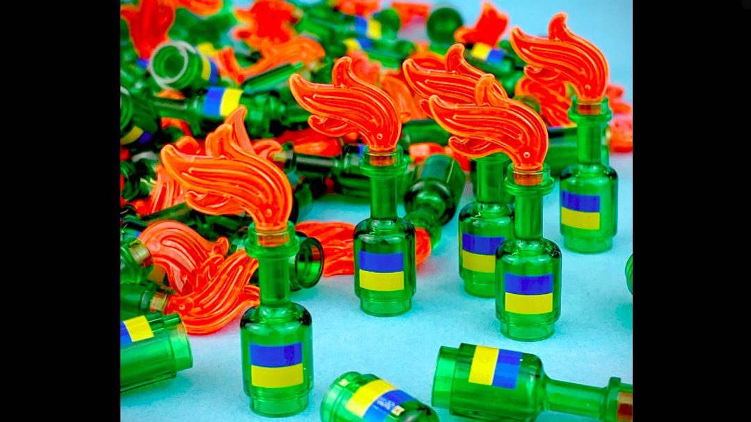 ゼレンスキー大統領や火炎瓶がレゴの世界に　ウクライナを支援する“自作レゴ”が大人気 | ネットで話題になり、すぐに完売