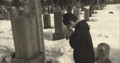 彼岸の中日　青森市の霊園では雪から墓を掘り起こして供養