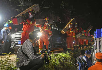 中国旅客機の墜落、捜索続く　132人の安否不明