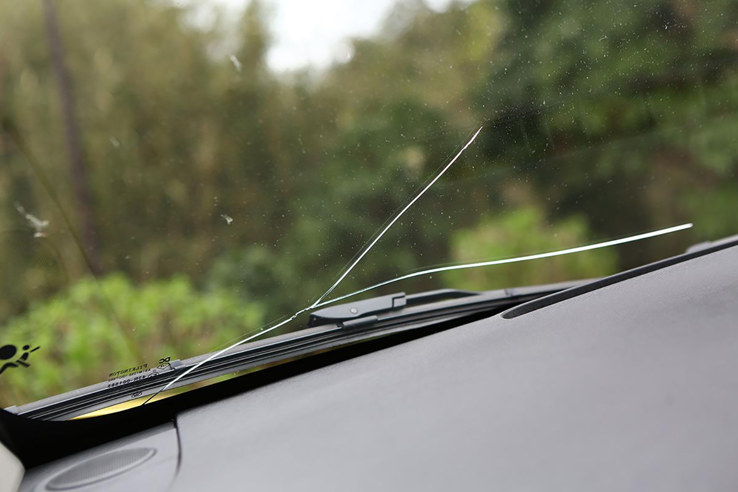 保険も使えるが「等級」に影響！　そのままでは車検に通らないクルマのフロントガラスの「ひび割れ」の直し方