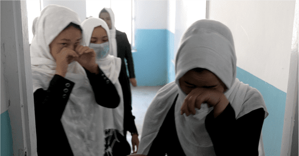タリバンが女子教育の再開を当日に停止、「正しい服装決まるまで」　アフガニスタン
