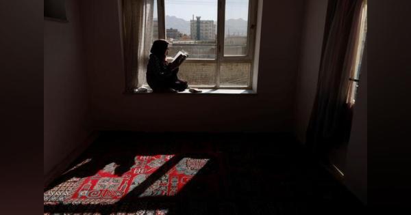 タリバン、女子中等教育の再開当日に延期　生徒は校内入れず涙