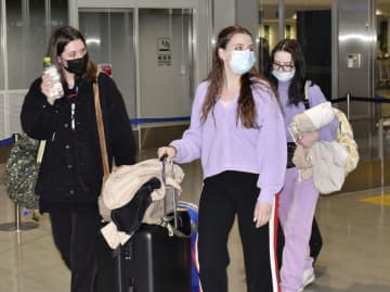 ウクライナの学生、福岡に到着　避難民、日本経済大が受け入れ