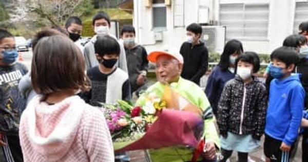 鏡洲小見守り27年　日高さん勇退