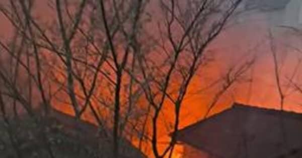 早朝の火災で民家全焼、家人と連絡取れず　周辺5棟にも延焼　兵庫・神戸