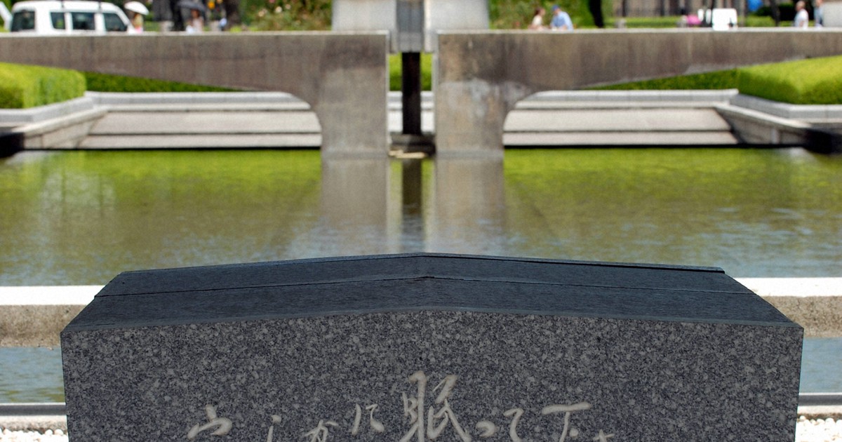 岸田首相、エマニュエル駐日米大使と広島・平和記念公園で献花