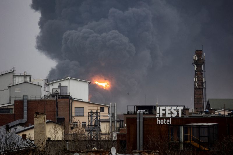 ウクライナ西部リビウ、ロシアがロケット弾攻撃　石油施設被害