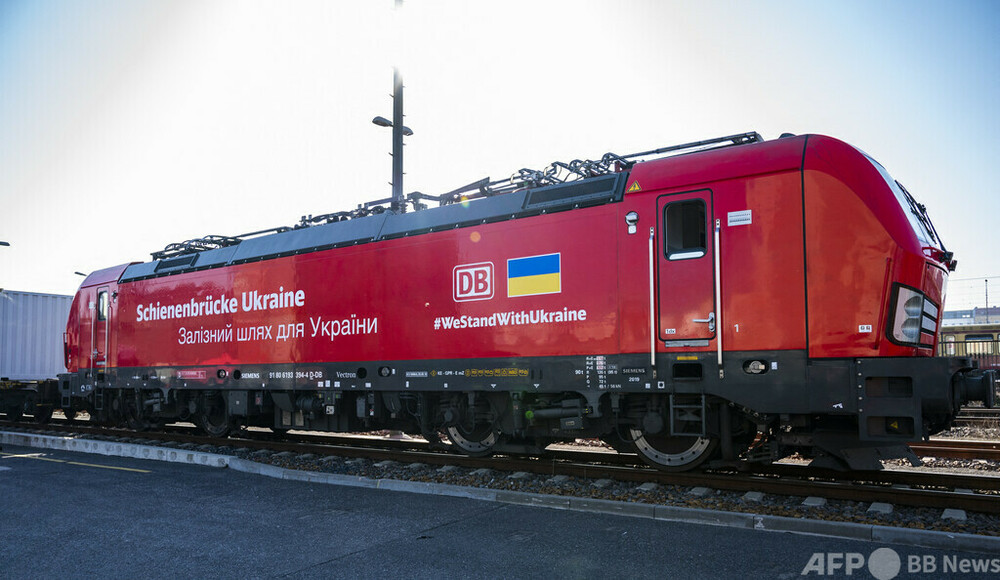 ウクライナへ支援物資輸送 独ベルリン発「鉄道の橋」