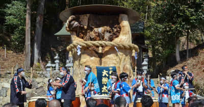 倒木の神明大杉これからも　再生祝う式典、大杉使った太鼓や笛演奏