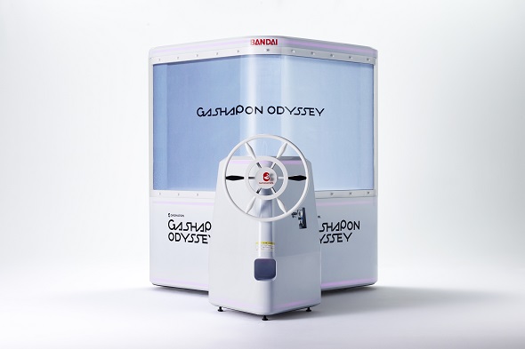 バンダイ、ガシャポン発売45周年プロジェクト　立体映像を搭載した巨大自販機を開発