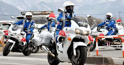 事故防止へ白バイ存在アピール　県警交通機動隊、天童で出動式