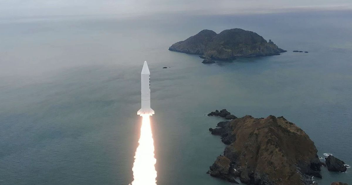 韓国、固体燃料ロケット打ち上げに成功　北に対抗