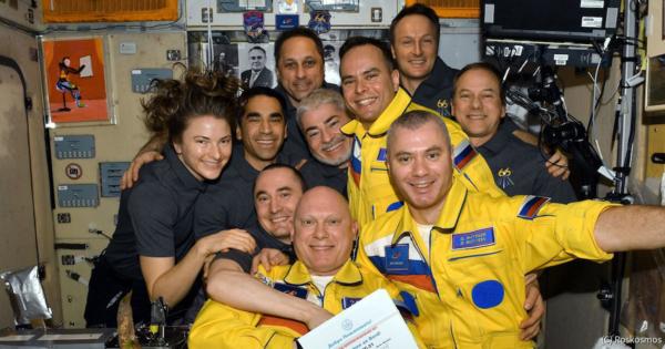 ロシア人宇宙飛行士が国際宇宙ステーションに到着、ウクライナ色の服を着用？