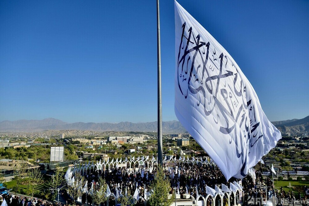 アフガン首都に巨大タリバン旗