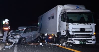 国道で乗用車とトラックが正面衝突、男性が死亡