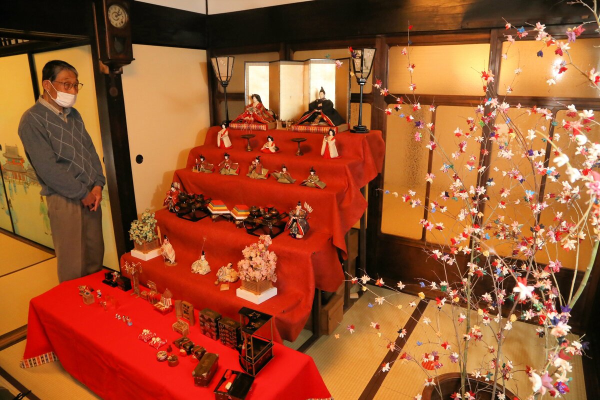 段飾りにつるし雛、華やか　旧暦ひな祭り　京都・向日市の「旧上田家住宅」