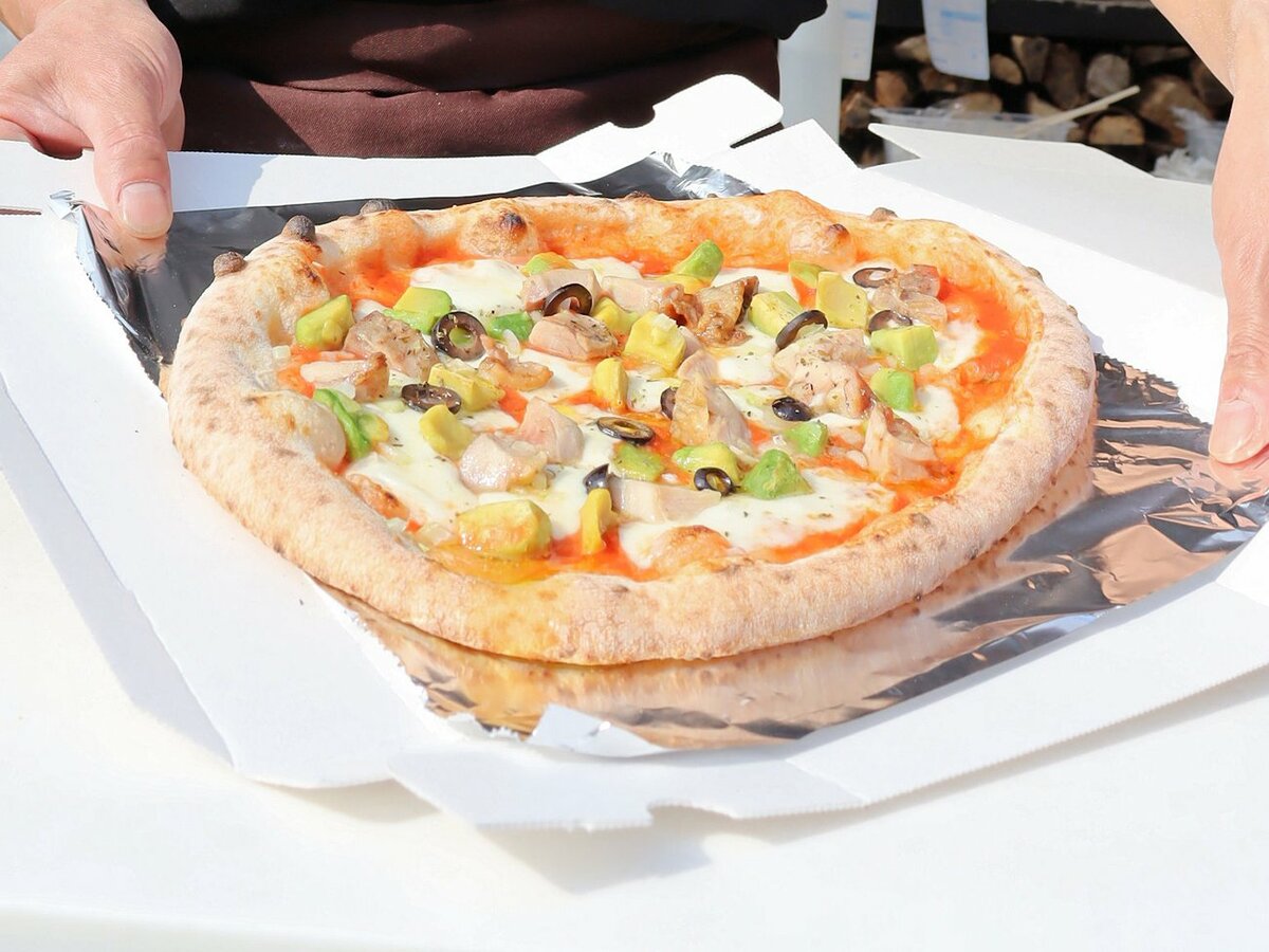 国産小麦粉と天然素材にこだわったピザ　週末限定、移動式のピザ窯で