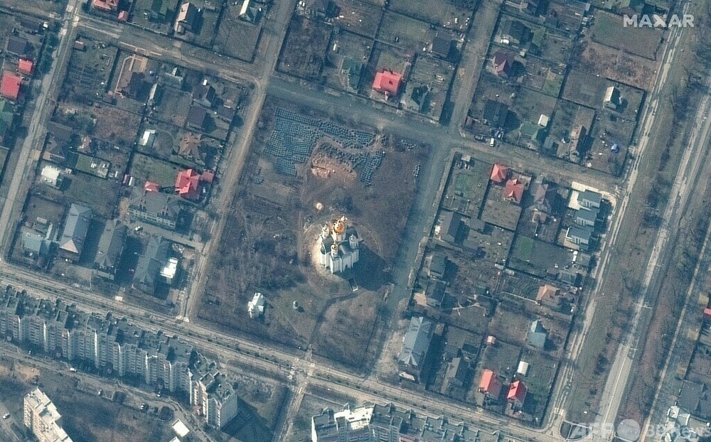 キーウ郊外ブチャの遺体埋葬地か 衛星写真公開
