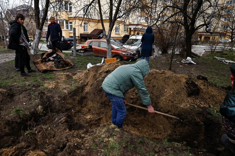 ブチャの集団墓地、最大300人の遺体埋葬か＝ウクライナ人権監察官