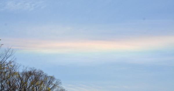空を横切る虹色の帯　「環水平アーク」か、福岡や佐賀で