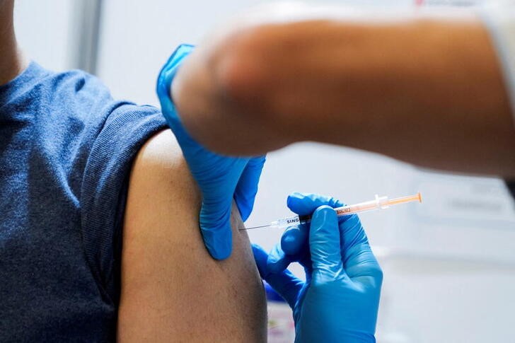 ワクチン接種記録利用の政府補助サービス、具体的検討へ＝官房長官