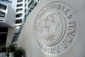 日本の成長率2.4％に下げ　IMF予測「重大リスク」