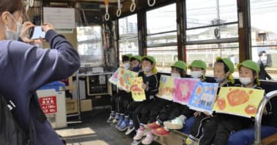 県産かんきつPRへ　園児招き「みかん電車」で写真撮影会　松山・伊予鉄道古町車庫