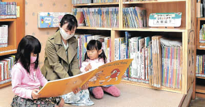 子ども書棚リニューアル　木の温かさ　県立図書館