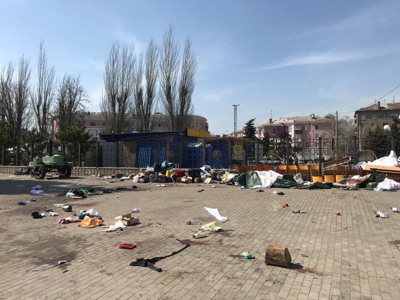 ウクライナ東部の駅に砲撃、避難民50人死亡　ロシアは関与否定