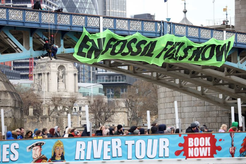 英環境団体が抗議活動、ロンドンのタワーブリッジを一時封鎖