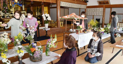 津市一志町の浄明寺で「花まつり」　持ち寄った花で本堂飾る　三重