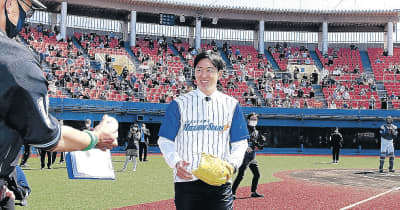 「ハンカチ王子」斎藤佑樹さんが始球式、サイン会で交流　ミリスタホーム開幕戦