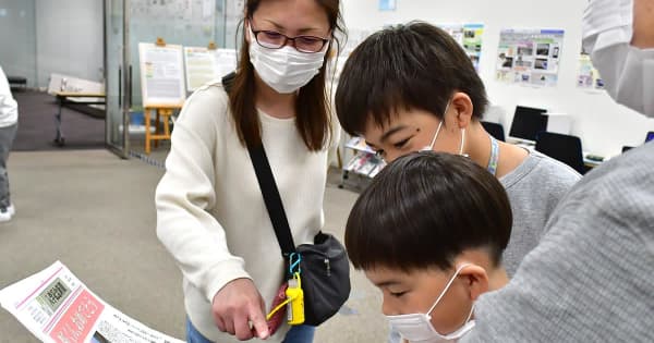 子どもたちの晴れ姿を記念新聞に　横浜の日本新聞博物館でイベント　体験の小学生「出来たての新聞温かい」