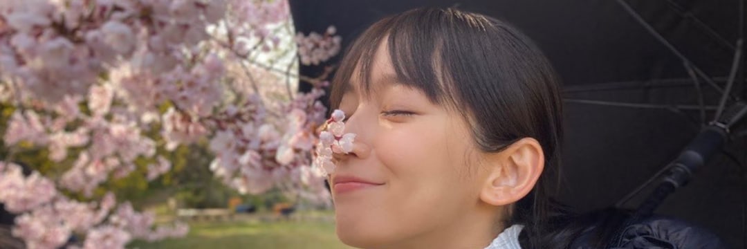 吉岡里帆さん、“桜の香りをかぐ”ショット公開に「桜美人」「癒し満開」と歓喜の声続々！