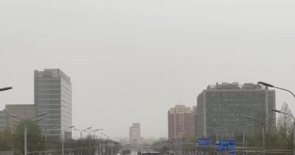 北京に砂塵飛来　市街地かすむ