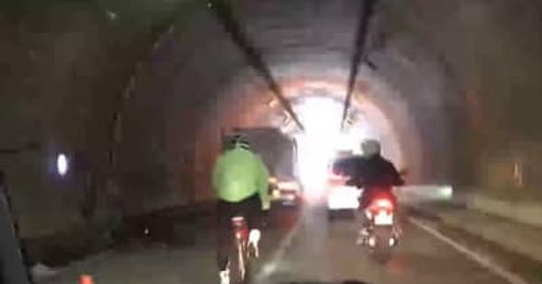 トンネル内でタンクローリーにはねられ自転車の男性死亡