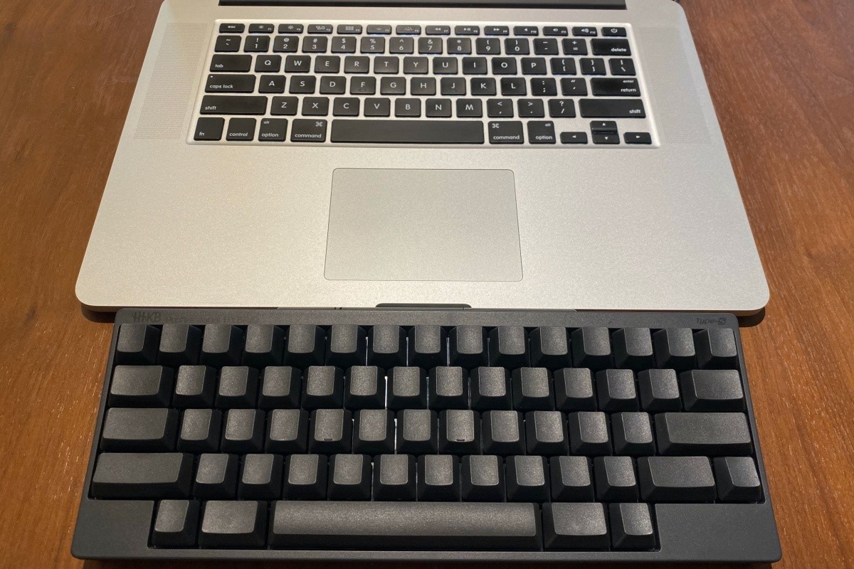 ノートパソコンのキーボードに別のキーボードを乗せるとこんなに便利