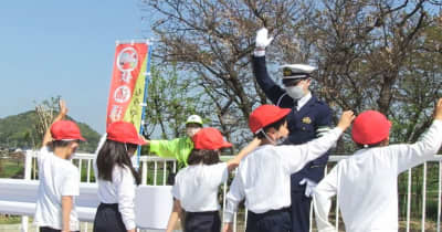 小学生が横断歩道の渡り方学ぶ　春の全国交通安全運動　岐阜市