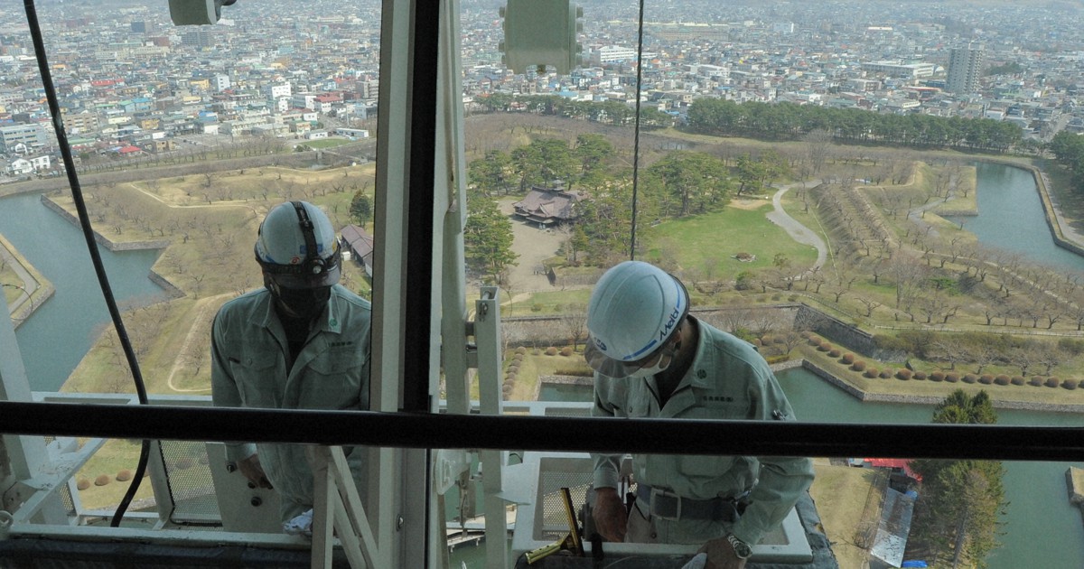 高さ90m、曇り一つ無い函館の街一望へ　五稜郭タワーで窓拭き