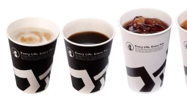 「ファミマ!!」、アイスコーヒーのカップをプラ製から紙に切り替え