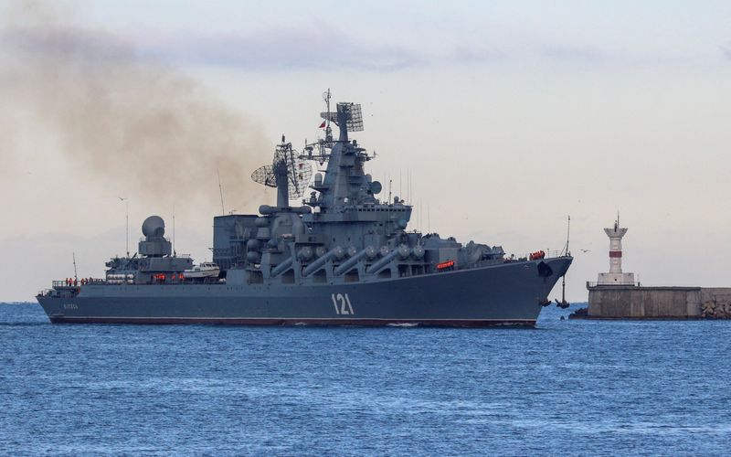 ロシア黒海艦隊旗艦で爆発、ウクライナがミサイル攻撃主張