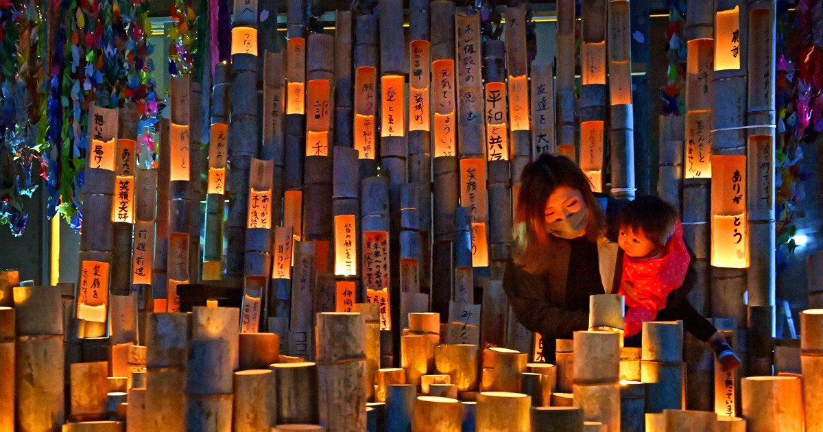 竹灯籠に明かりをともし続けたい　熊本・益城町の仮設で黙とう