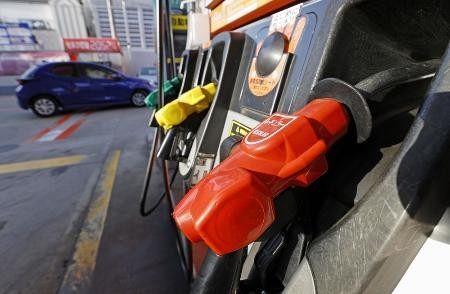 ガソリン補助金５月以降も継続　政府調整、上限引き上げ検討