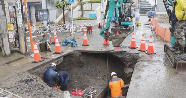 川崎・多摩区で道路陥没し冠水、通行止め　水道管破損か