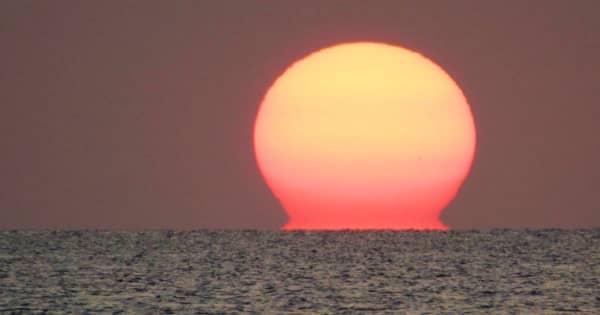 幻想的な「だるま夕日」　ひょっこりSUN　沖縄県の名護湾