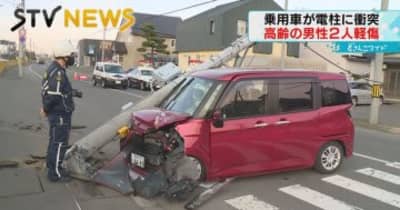 根元から折れた電柱とひしゃげた信号機　高齢者の乗用車が衝突する事故　北海道・登別