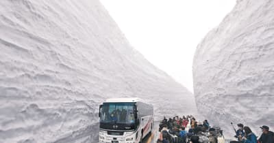 18メートル雪壁、迫力体感　立山黒部アルペンルート全線開通　「雪の大谷」で観光客