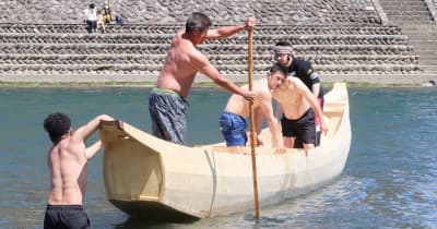 5カ月かけ鵜舟完成、あえて転覆「舟かぶせ」で安全祈願　長良川鵜飼の船頭製作