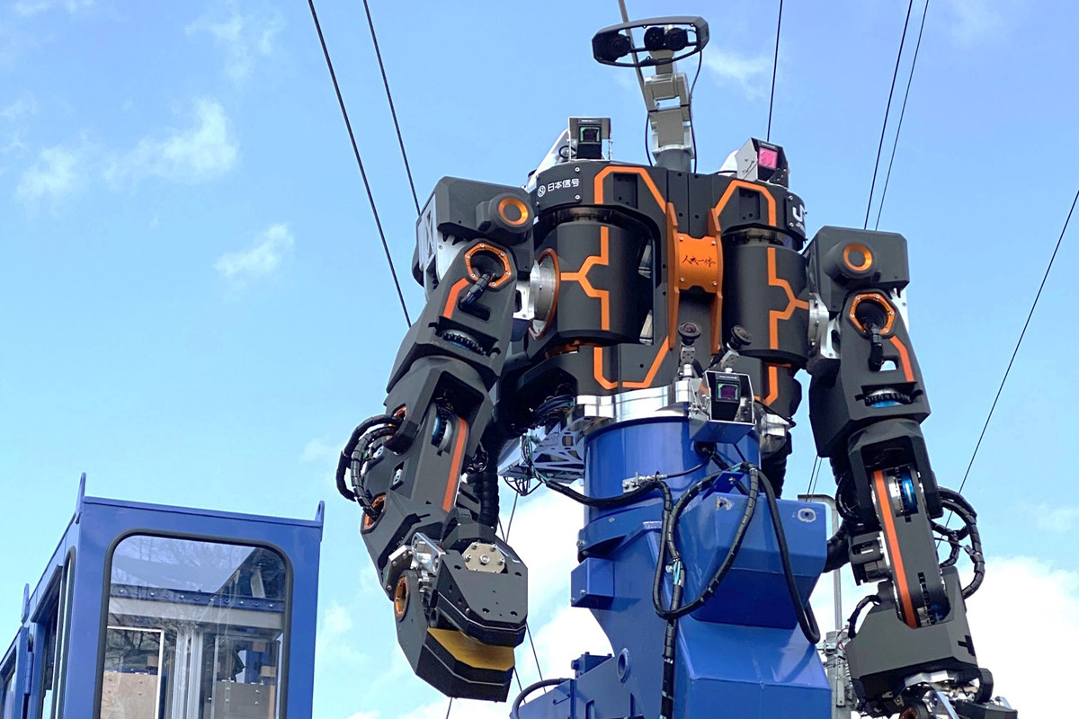 JR西日本、人型重機ロボットと工事用車両を融合させた鉄道重機開発