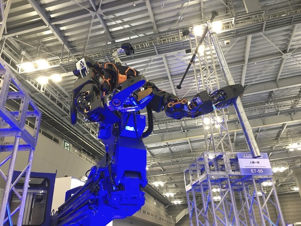 人型ロボットが高所作業JR西日本が多機能鉄道重機を開発　2024年春に実用化へ